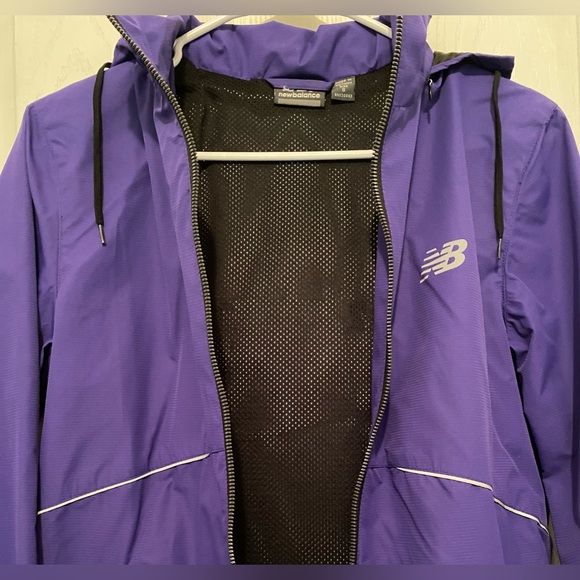 New Balance Women's Mesh-Lined Windjacket - Picture 4 of 5
